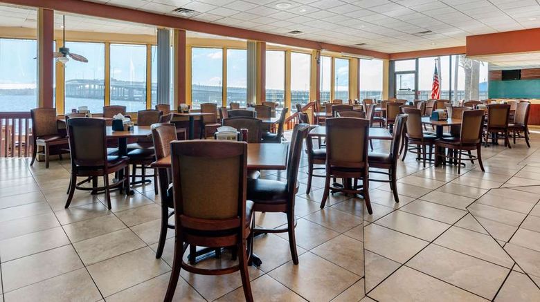 <b>Quality Inn & Suites Riverfront Restaurant</b>. Images powered by <a href="https://iceportal.shijigroup.com/" title="IcePortal" target="_blank">IcePortal</a>.