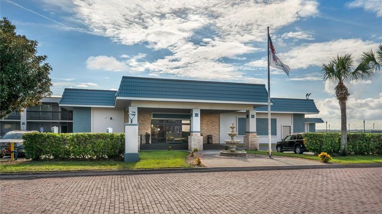 Quality Inn & Suites Riverfront Exterior