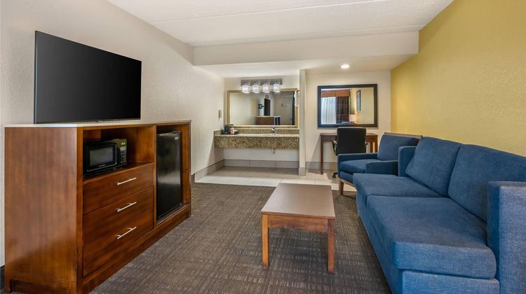 Quality Inn & Suites Riverfront Suite