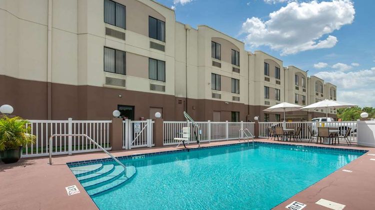 Spot X Hotel Tampa - Wesley Chapel Pool