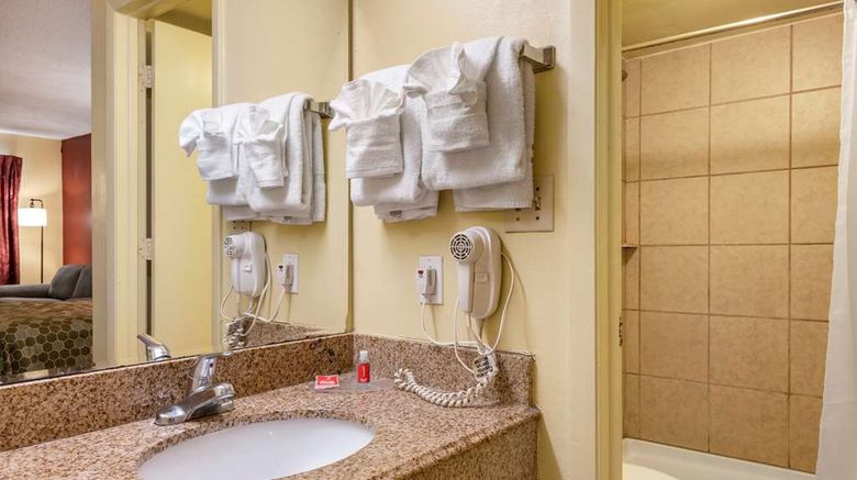 <b>Econo Lodge Inn and Suites Maingate Central Room</b>. Images powered by <a href="https://iceportal.shijigroup.com/" title="IcePortal" target="_blank">IcePortal</a>.