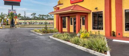 Econo Lodge Inn and Suites Maingate Central Exterior