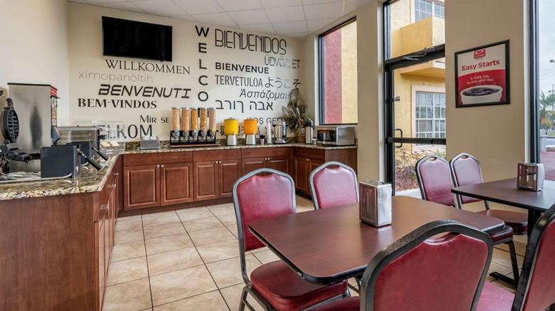 <b>Econo Lodge Inn and Suites Maingate Central Restaurant</b>. Images powered by <a href="https://iceportal.shijigroup.com/" title="IcePortal" target="_blank">IcePortal</a>.