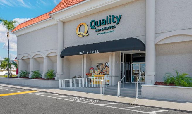 Quality Inn & Suites Exterior