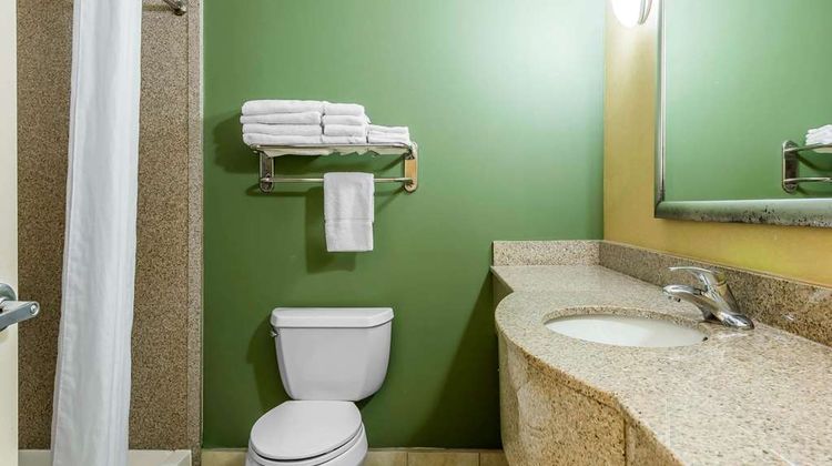 Sleep Inn and Suites University Shands Room