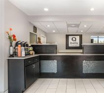 Quality Inn & Suites Panama City Lobby