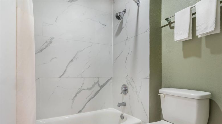 <b>Quality Inn & Suites Panama City Room</b>. Images powered by <a href="https://iceportal.shijigroup.com/" title="IcePortal" target="_blank">IcePortal</a>.