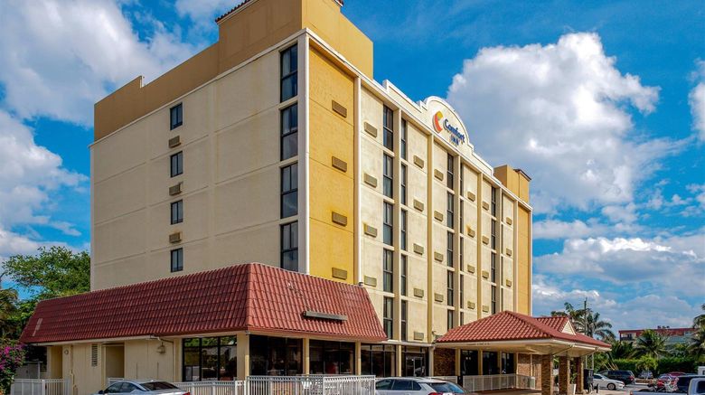 <b>Comfort Inn Oceanside Exterior</b>. Images powered by <a href="https://iceportal.shijigroup.com/" title="IcePortal" target="_blank">IcePortal</a>.