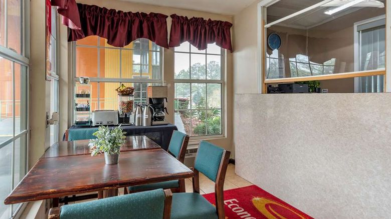 <b>Econo Lodge Tallahassee Downtown Lobby</b>. Images powered by <a href="https://iceportal.shijigroup.com/" title="IcePortal" target="_blank">IcePortal</a>.