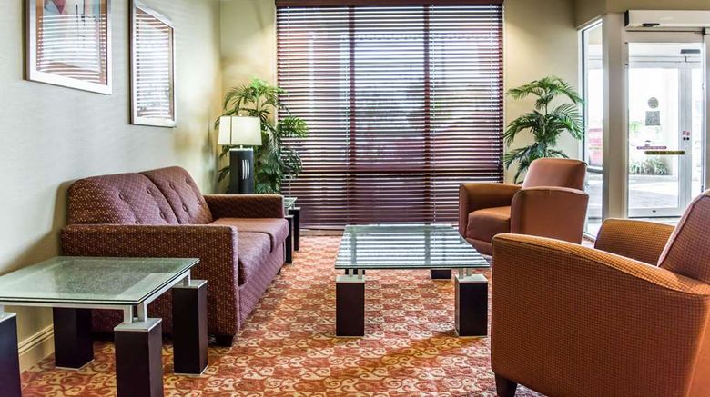 <b>Comfort Suites Lobby</b>. Images powered by <a href="https://iceportal.shijigroup.com/" title="IcePortal" target="_blank">IcePortal</a>.