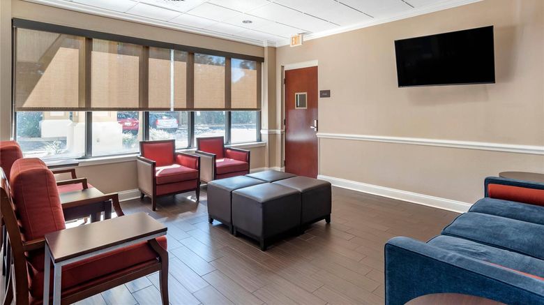 <b>Comfort Inn & Suites Lobby</b>. Images powered by <a href="https://iceportal.shijigroup.com/" title="IcePortal" target="_blank">IcePortal</a>.
