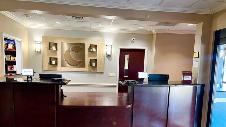 <b>Comfort Inn & Suites Lobby</b>. Images powered by <a href="https://iceportal.shijigroup.com/" title="IcePortal" target="_blank">IcePortal</a>.