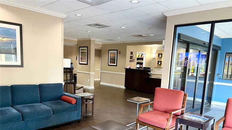 <b>Comfort Inn & Suites Lobby</b>. Images powered by <a href="https://iceportal.shijigroup.com/" title="IcePortal" target="_blank">IcePortal</a>.