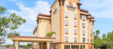 Comfort Suites Orlando Airport Exterior