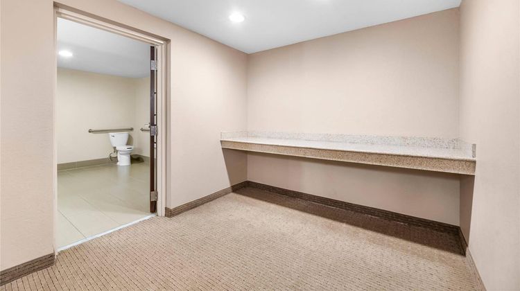 Comfort Suites Orlando Airport Room