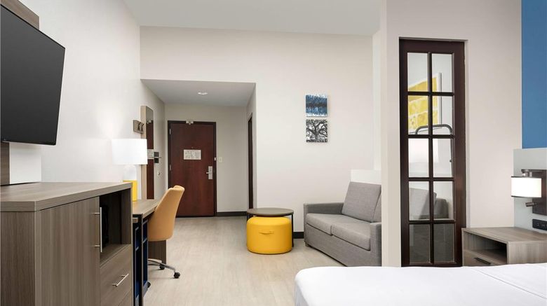 <b>Comfort Suites Suite</b>. Images powered by <a href="https://iceportal.shijigroup.com/" title="IcePortal" target="_blank">IcePortal</a>.