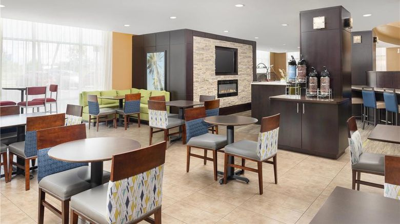 <b>Comfort Suites Restaurant</b>. Images powered by <a href="https://iceportal.shijigroup.com/" title="IcePortal" target="_blank">IcePortal</a>.