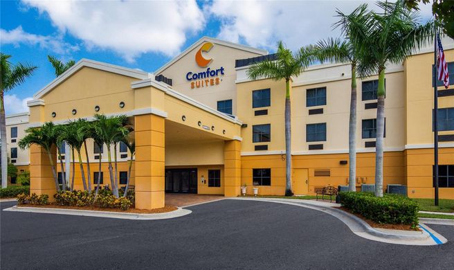 Comfort Suites Exterior