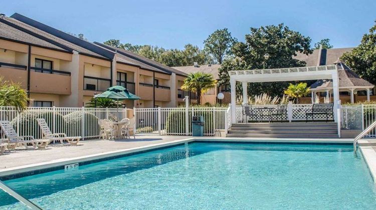 Quality Inn & Suites Pool