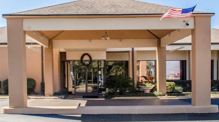 Quality Inn & Suites Exterior