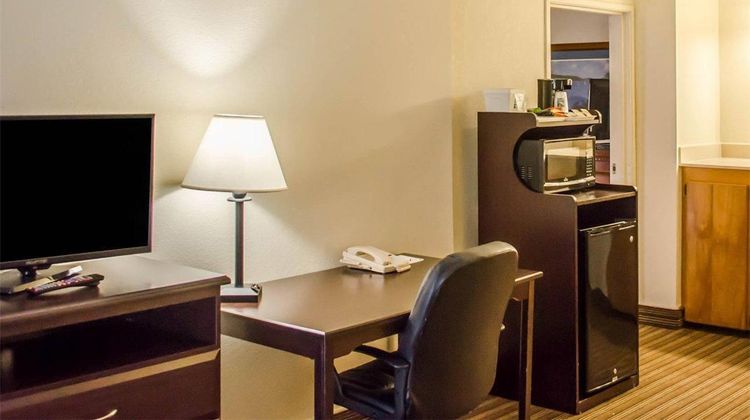 Quality Inn & Suites Suite