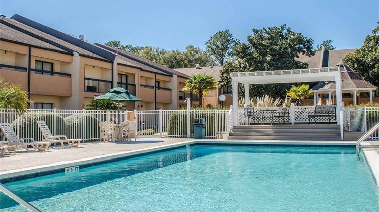 Quality Inn & Suites Pool