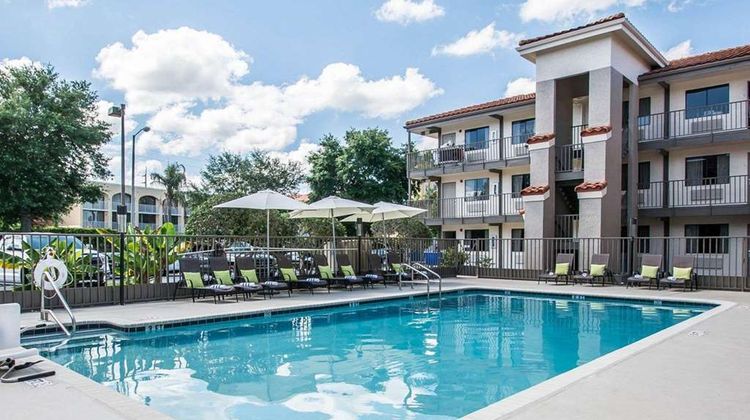 Quality Inn & Suites Pool