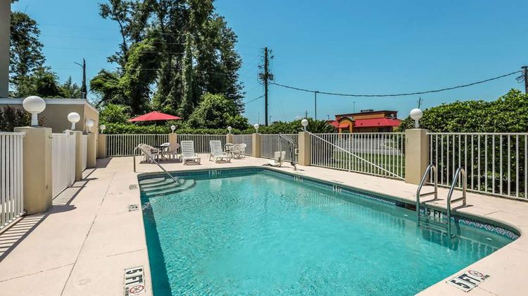 Econo Lodge Inn and Suites Marianna South Pool