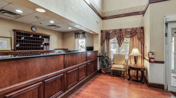 Econo Lodge Inn and Suites Marianna South Lobby