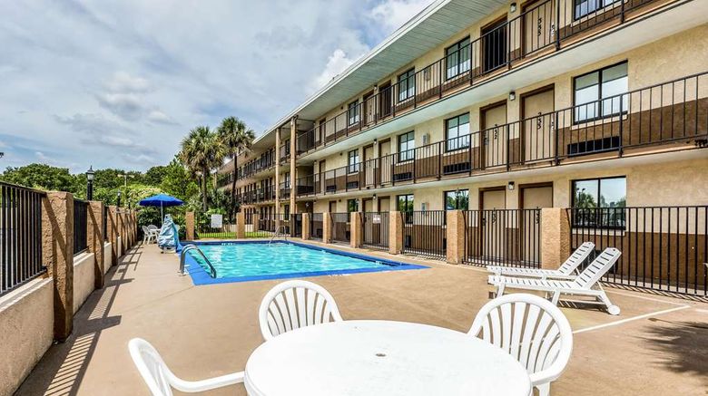 <b>Rodeway Inn Tampa Pool</b>. Images powered by <a href="https://iceportal.shijigroup.com/" title="IcePortal" target="_blank">IcePortal</a>.