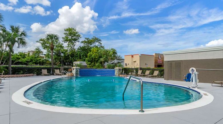 <b>Comfort Inn & Suites Pool</b>. Images powered by <a href="https://iceportal.shijigroup.com/" title="IcePortal" target="_blank">IcePortal</a>.