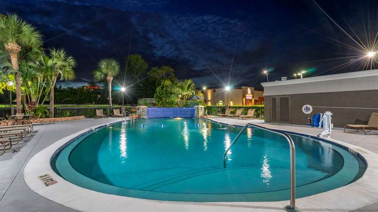 <b>Comfort Inn & Suites Pool</b>. Images powered by <a href="https://iceportal.shijigroup.com/" title="IcePortal" target="_blank">IcePortal</a>.