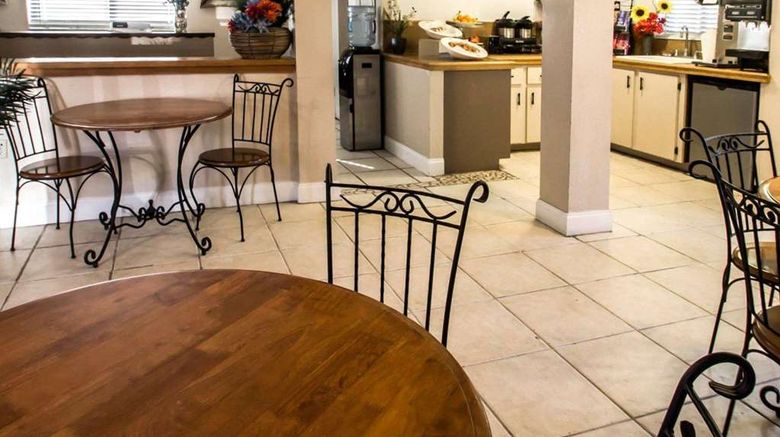 <b>Rodeway Inn Lobby</b>. Images powered by <a href="https://iceportal.shijigroup.com/" title="IcePortal" target="_blank">IcePortal</a>.