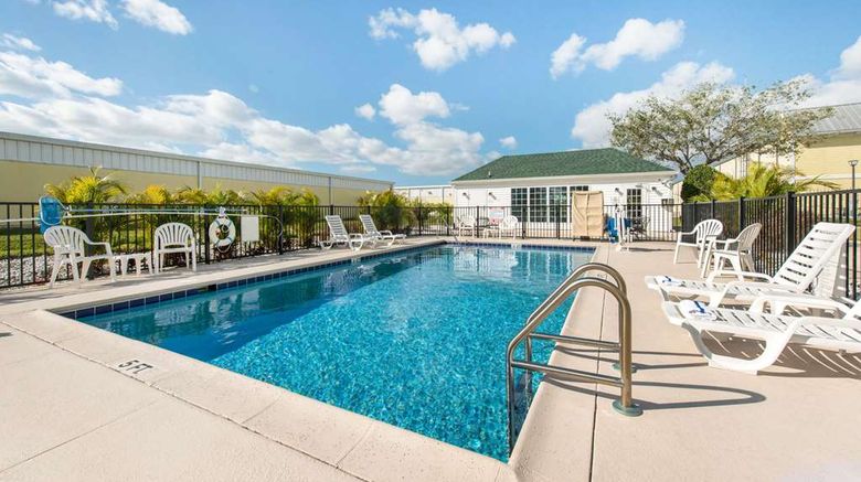 <b>Quality Inn Pool</b>. Images powered by <a href="https://iceportal.shijigroup.com/" title="IcePortal" target="_blank">IcePortal</a>.