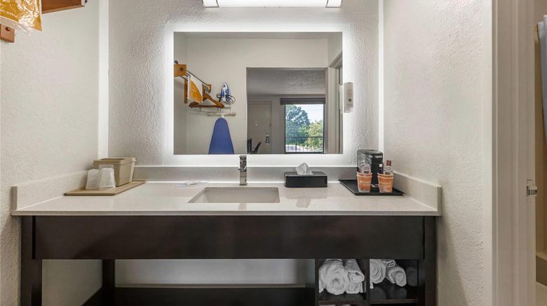 <b>Quality Inn Live Oak Room</b>. Images powered by <a href="https://iceportal.shijigroup.com/" title="IcePortal" target="_blank">IcePortal</a>.