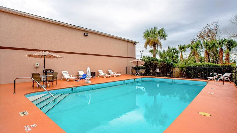 <b>Quality Inn Live Oak Pool</b>. Images powered by <a href="https://iceportal.shijigroup.com/" title="IcePortal" target="_blank">IcePortal</a>.