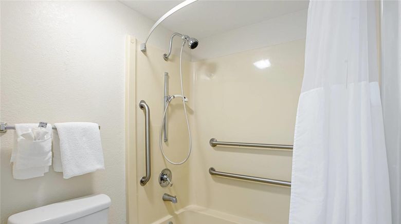 <b>Quality Inn Live Oak Room</b>. Images powered by <a href="https://iceportal.shijigroup.com/" title="IcePortal" target="_blank">IcePortal</a>.