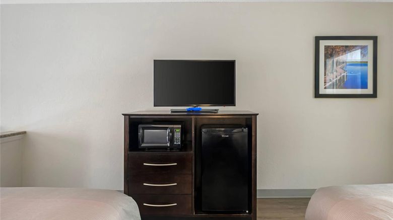 <b>Quality Inn Live Oak Room</b>. Images powered by <a href="https://iceportal.shijigroup.com/" title="IcePortal" target="_blank">IcePortal</a>.