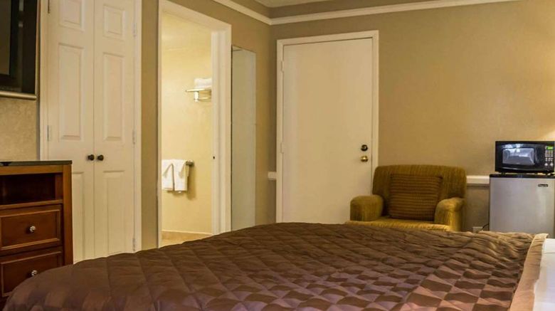<b>Rodeway Inn & Suites, Tampa Suite</b>. Images powered by <a href="https://iceportal.shijigroup.com/" title="IcePortal" target="_blank">IcePortal</a>.