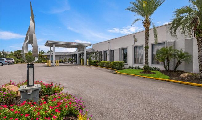 Clarion Inn & Suites Universal Studios Exterior