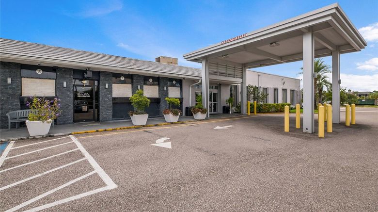 <b>Clarion Inn & Suites Universal Studios Exterior</b>. Images powered by <a href="https://iceportal.shijigroup.com/" title="IcePortal" target="_blank">IcePortal</a>.