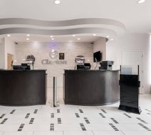 Clarion Inn & Suites Universal Studios Lobby