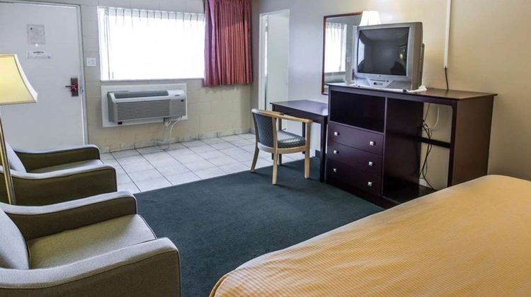 Econo Lodge Suite