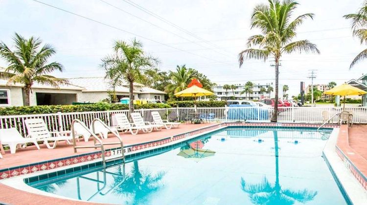 Econo Lodge Pool