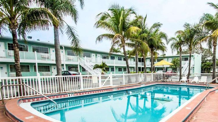 Econo Lodge Pool