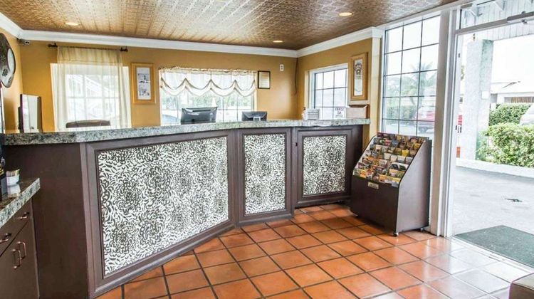 Econo Lodge Lobby