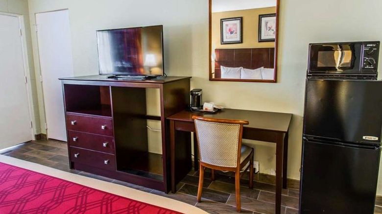 <b>Econo Lodge Room</b>. Images powered by <a href="https://iceportal.shijigroup.com/" title="IcePortal" target="_blank">IcePortal</a>.