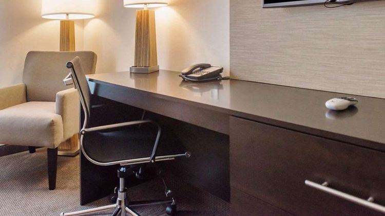 Sleep Inn & Suites Defuniak Springs Suite