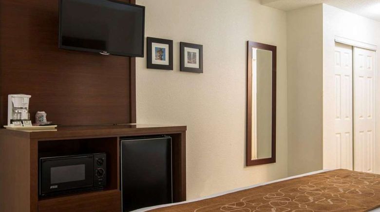 <b>Comfort Suites Suite</b>. Images powered by <a href="https://iceportal.shijigroup.com/" title="IcePortal" target="_blank">IcePortal</a>.