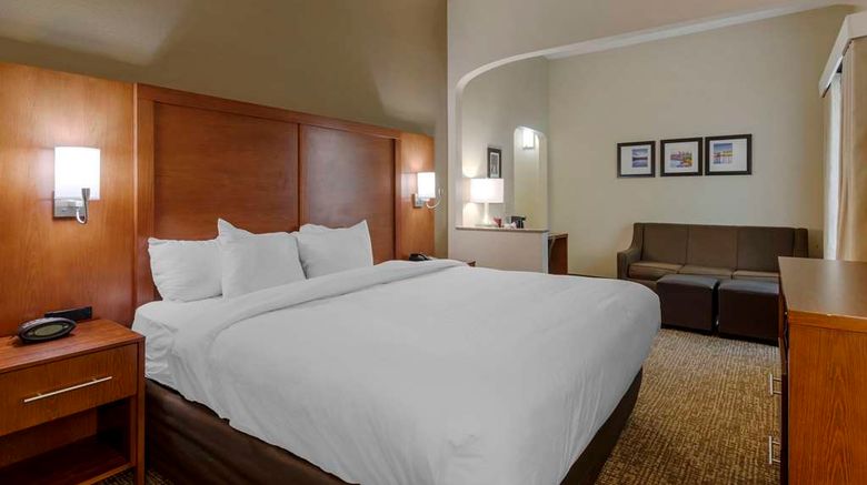 <b>Comfort Suites Suite</b>. Images powered by <a href="https://iceportal.shijigroup.com/" title="IcePortal" target="_blank">IcePortal</a>.